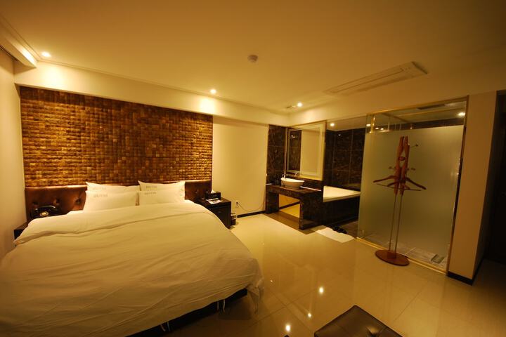 Room 17 of 44