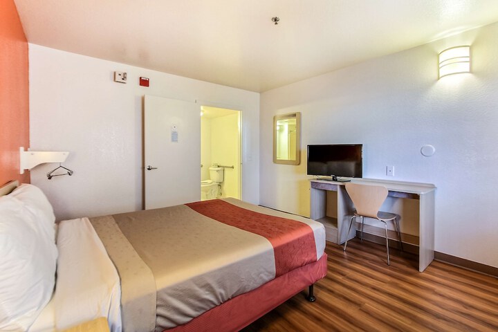 1 Queen Bed (7 of 12)