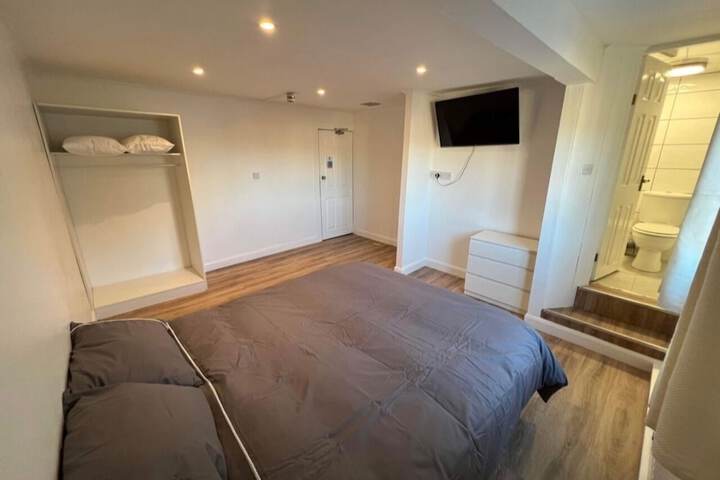 Room 4 of 18