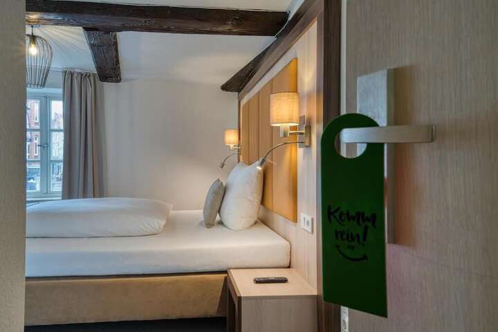 Room 25 of 39