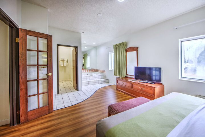 1 King Bed Accessible (9 of 14)