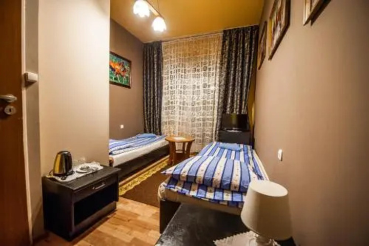 Room 7 of 12