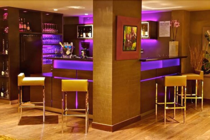 Lounge 31 of 39