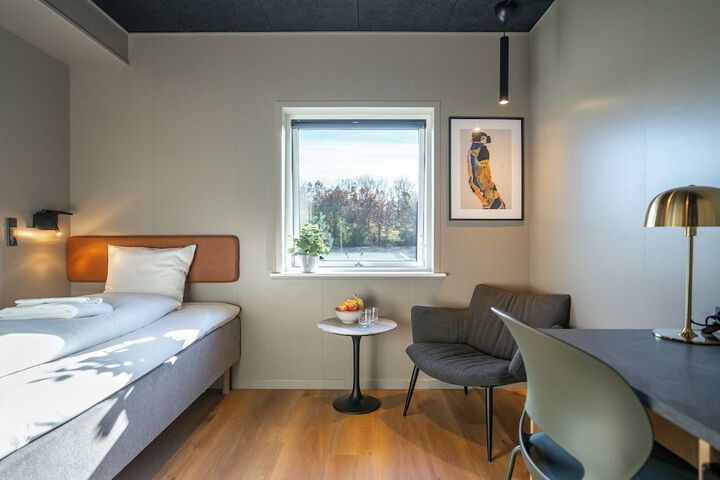 Room 8 of 48