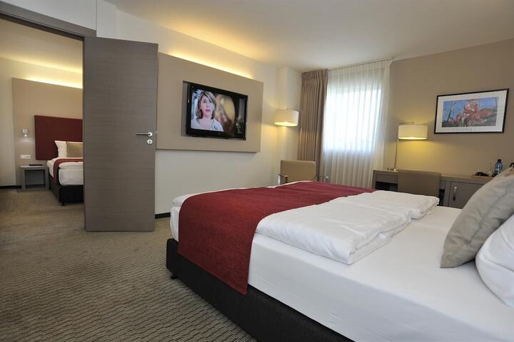 Room 6 of 45