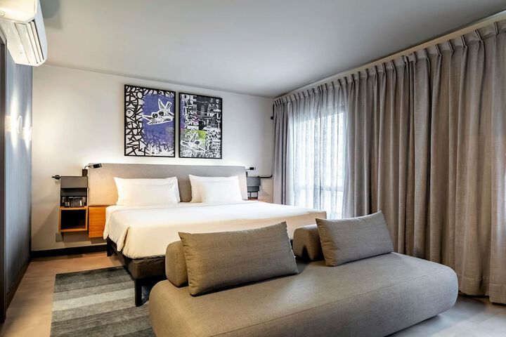 Room 3 of 114