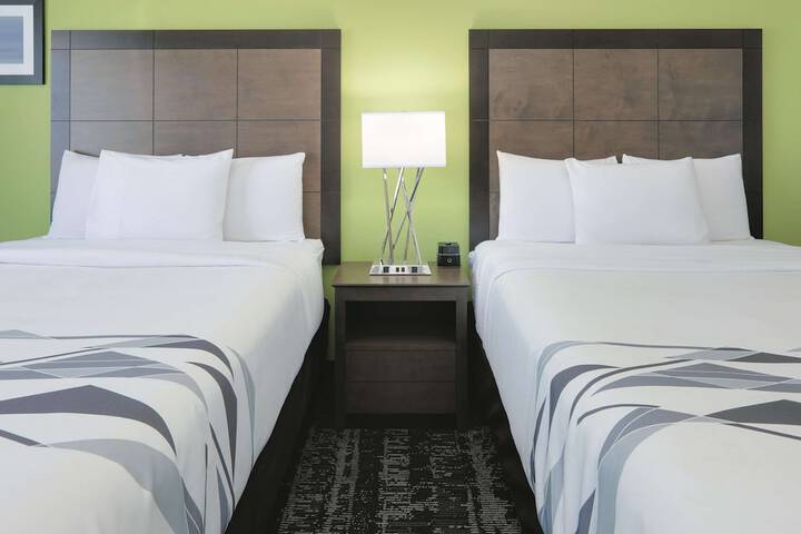 2 Queen Beds Mobility Hearing Accessible Room Roll in Shower (2 of 11)
