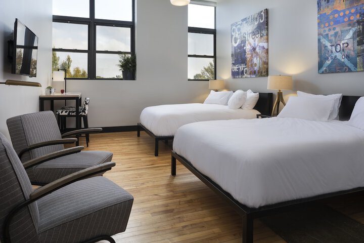 1 Queen Bed (7 of 11)
