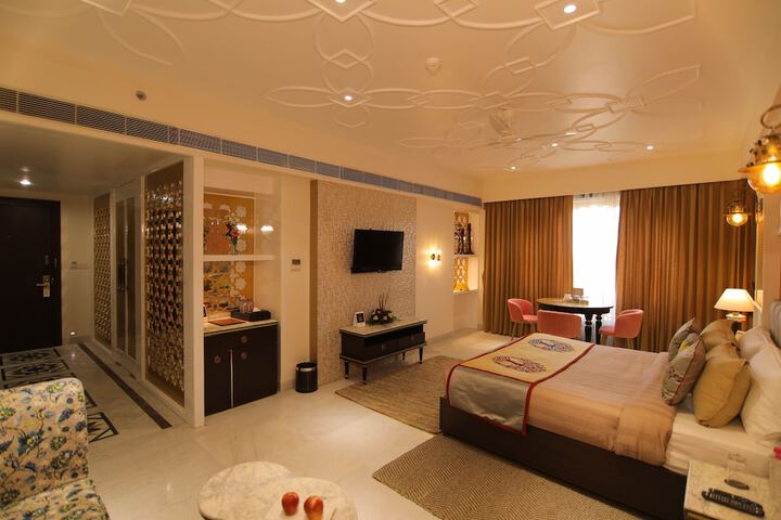 Room 9 of 33