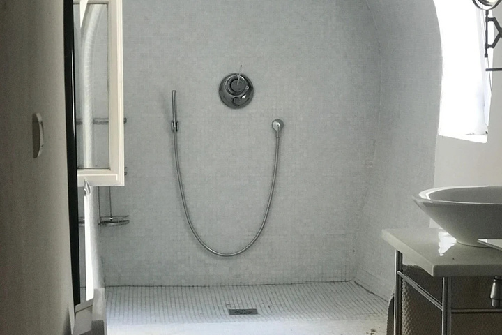 Room 7 of 12