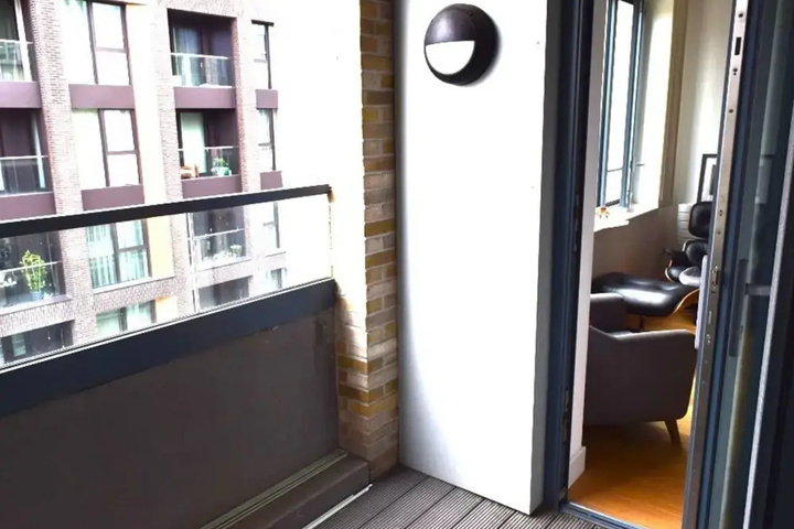 Modern Vauxhall Flat With Balcony