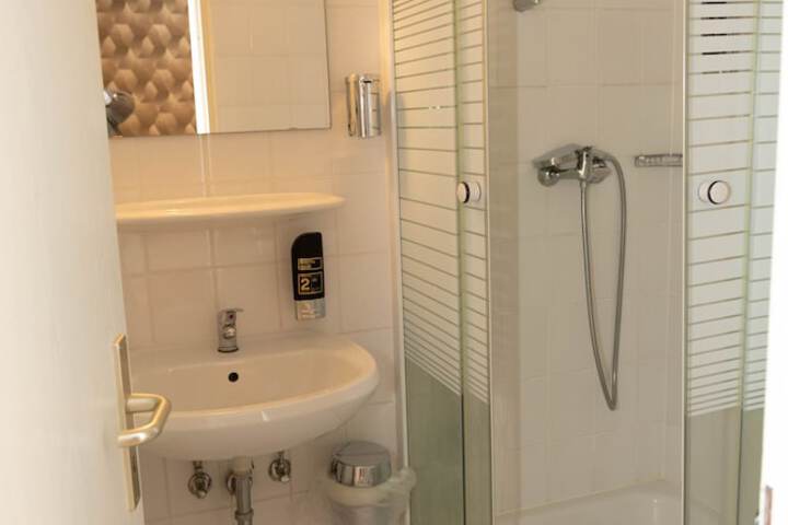 Room 4 of 48