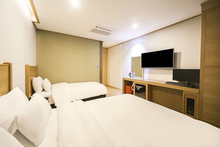 Room 3 of 49