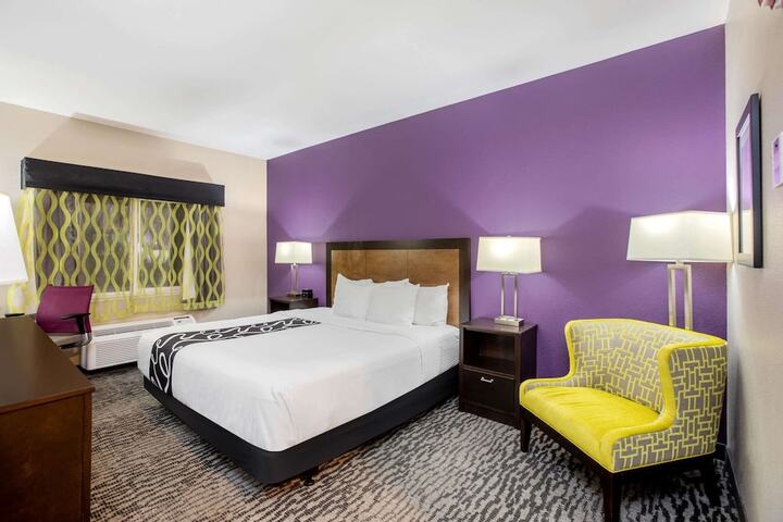 1 King Bed (10 of 16)