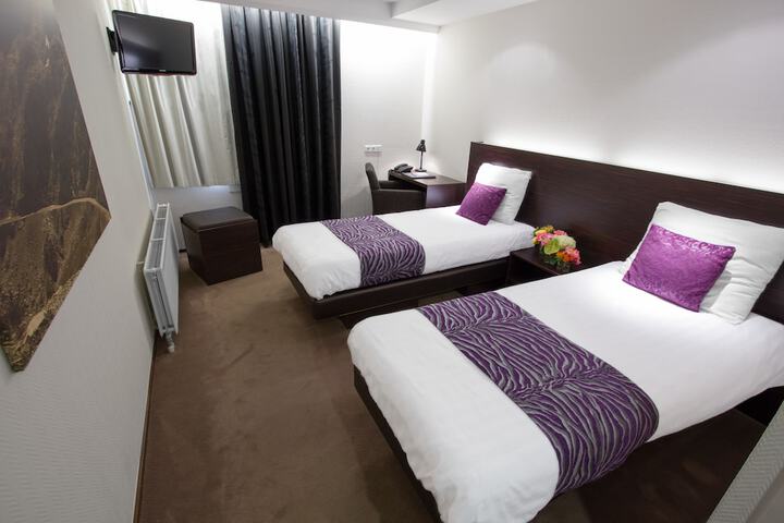 Room 6 of 31
