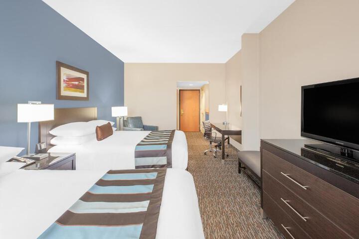 2 Queen Beds (10 of 10)