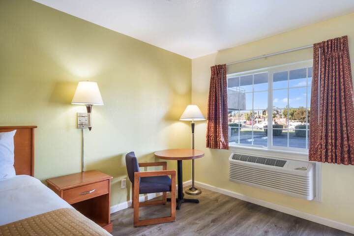 1 Queen Bed (2 of 18)