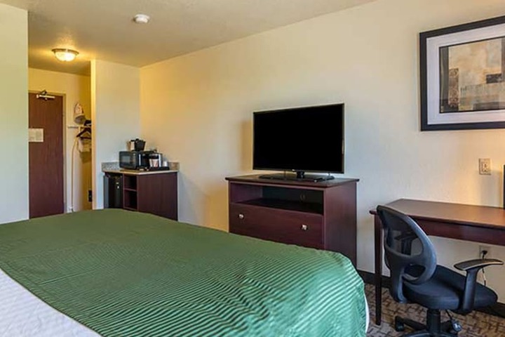2 Queen Beds (5 of 8)