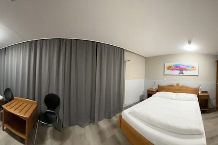 Room 35 of 69