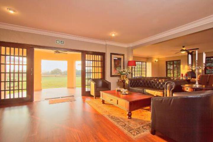 Lounge 11 of 45