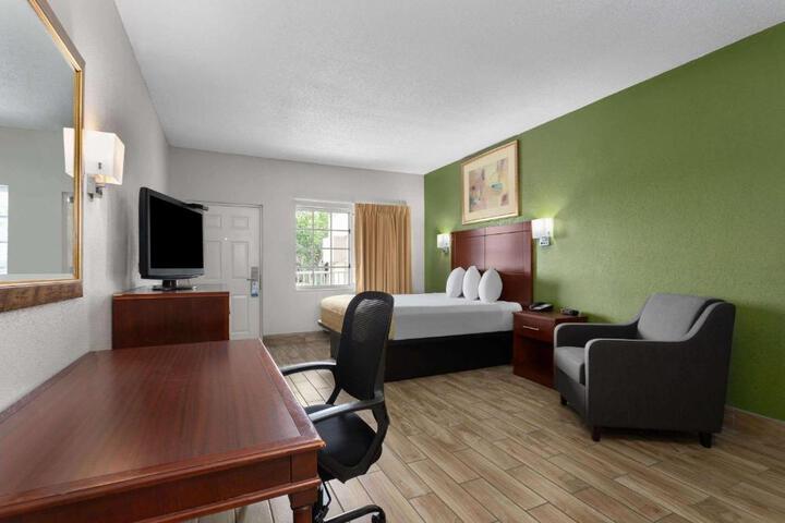 1 Queen Bed Efficiency (14 of 18)