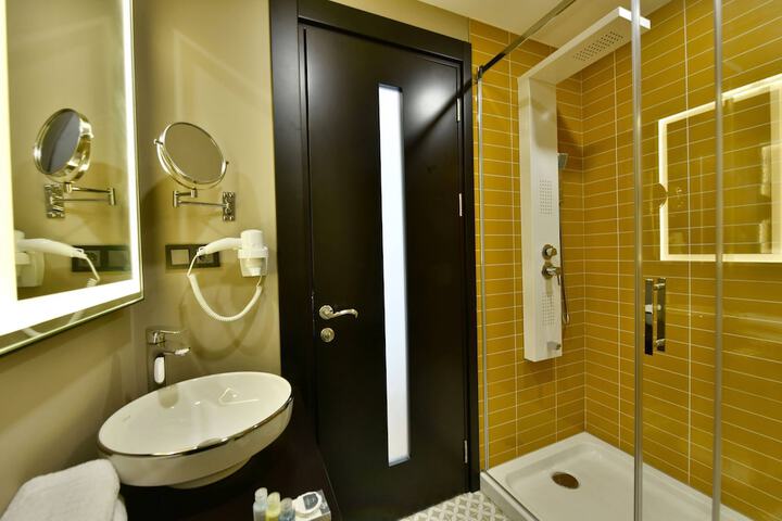 Room 73 of 102