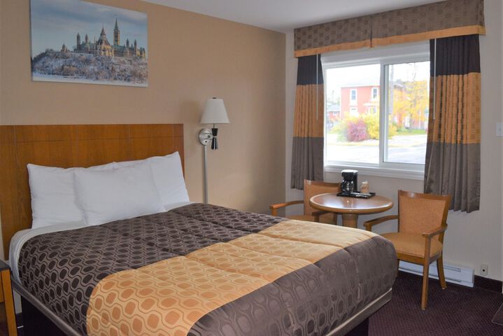 1 Queen Bed (9 of 16)