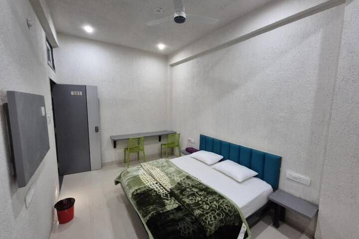 Room 11 of 32