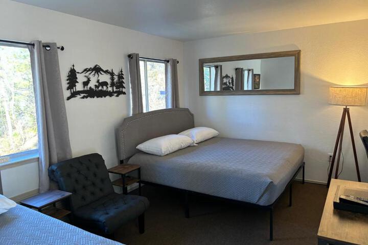 1 Queen Bed (10 of 103)