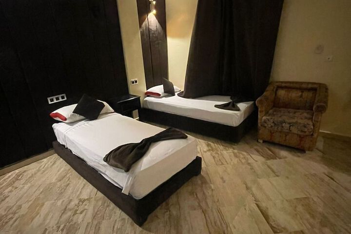 Room 4 of 9