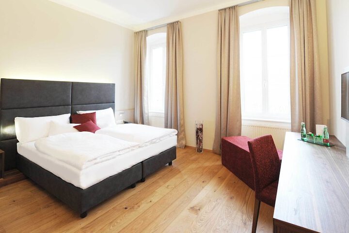 Room 3 of 37