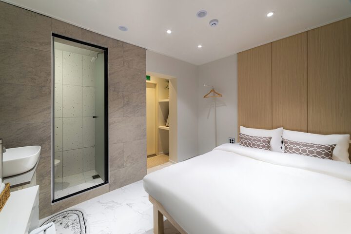 Room 13 of 84