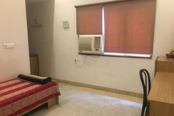 Room 6 of 9