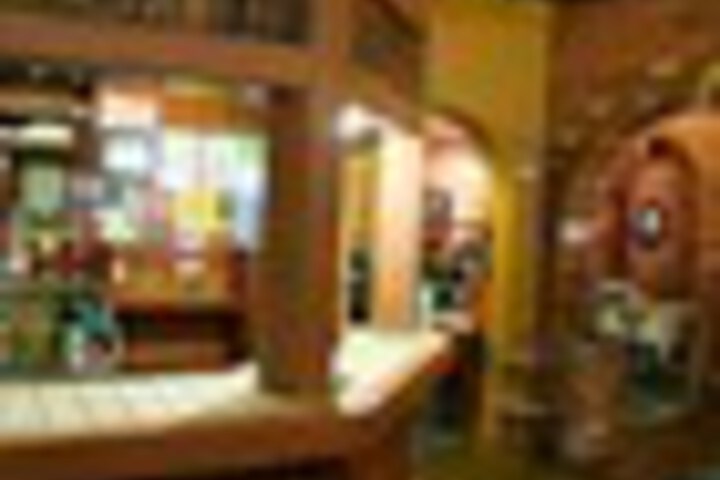 Lounge 86 of 99