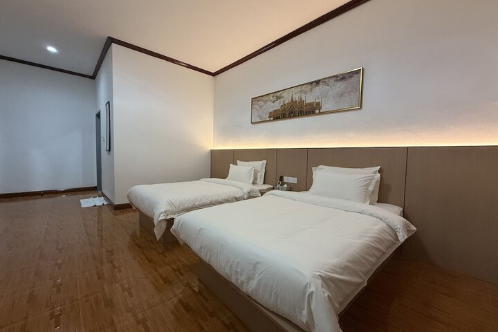 Room 4 of 9