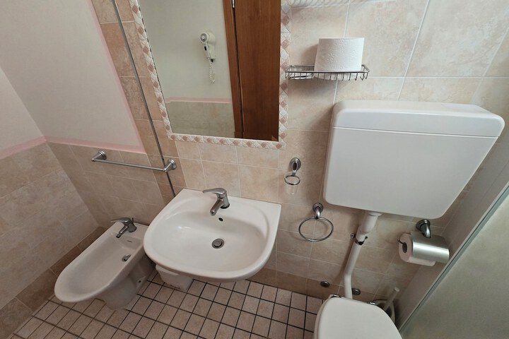 Room 25 of 28