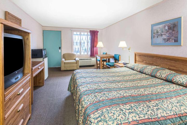Standard Room, King or Two Doubles (4 of 6)