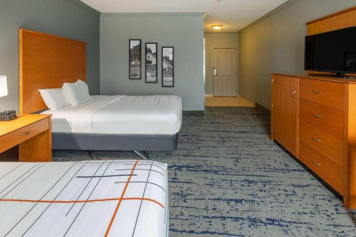 2 Queen Beds (6 of 9)