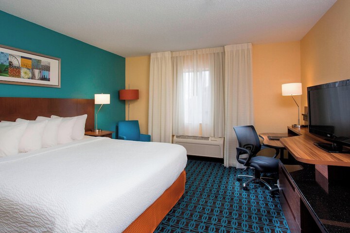 1 King Bed (2 of 8)