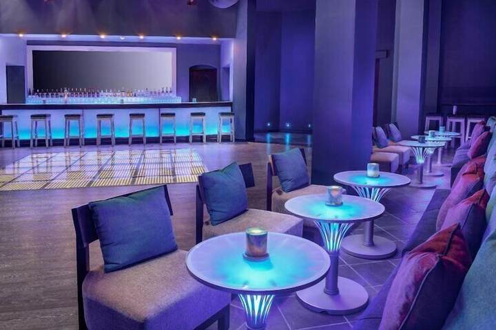 Lounge 38 of 52