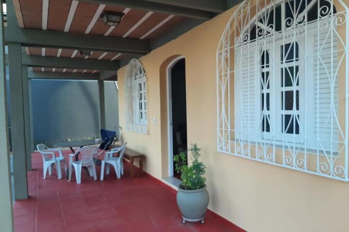 Casa 5 quartos ampla, a 100 metros da praia. Amigos e família são bem vindos a essa casa. Venha viver momentos inesquecíveis aqui.
