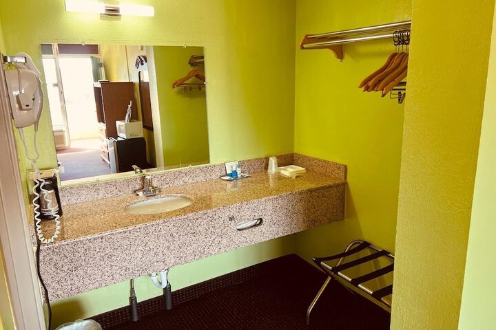 Room 7 of 10