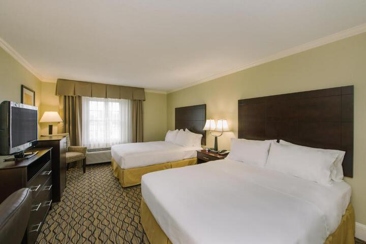 2 Queen Beds (15 of 19)