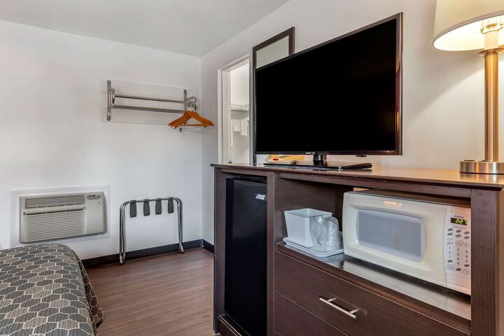 1 Queen Bed (6 of 7)