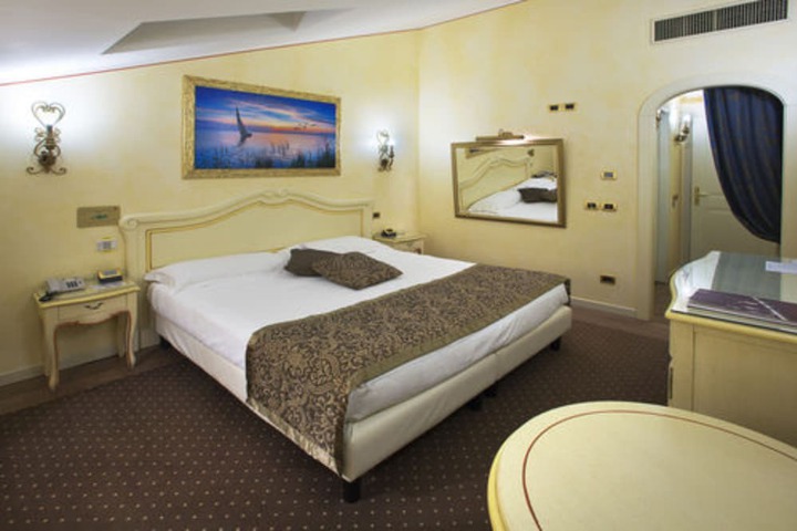 Room 8 of 112