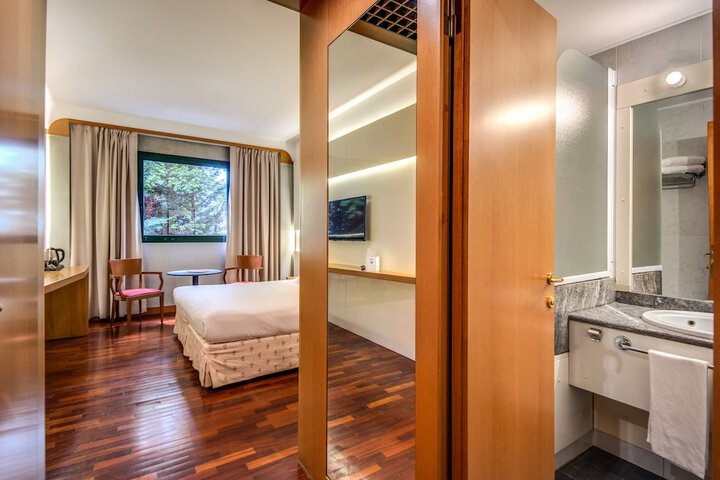 Room 13 of 36