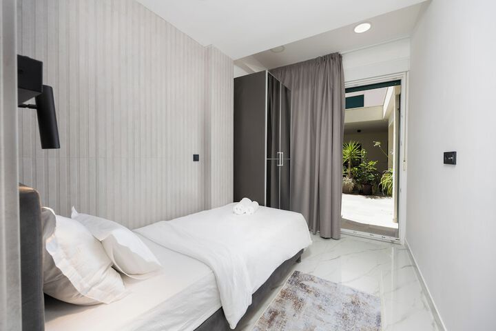 Room 51 of 169