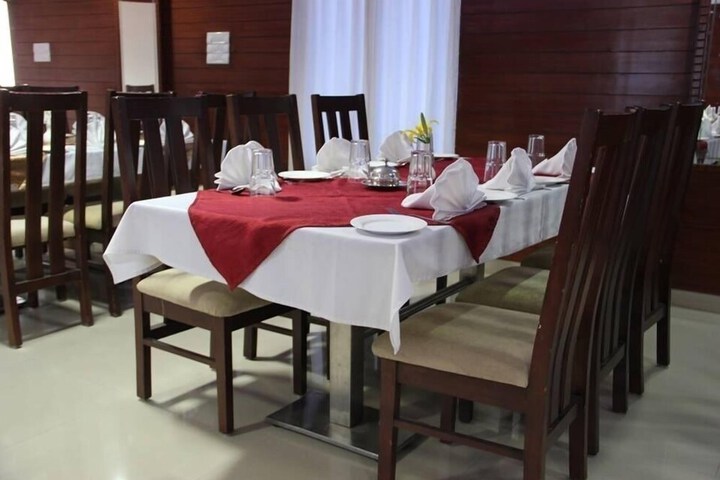 Dining 13 of 16