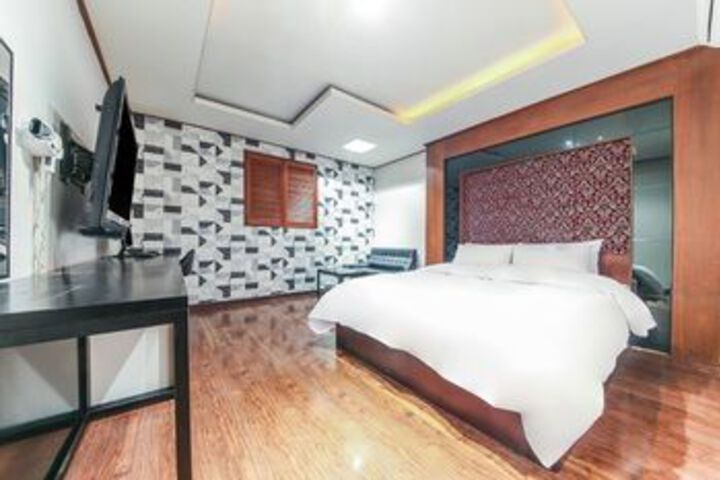 Room 11 of 17