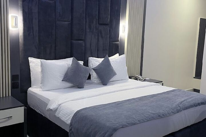Room 8 of 13